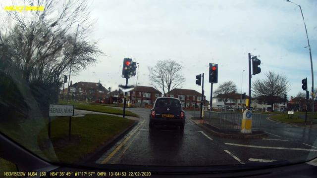 Nissan Micra - NU58 AOM - Runs red light (near collision): Rievaulx Ave, Billingham (22/02/20) смотреть онлайн