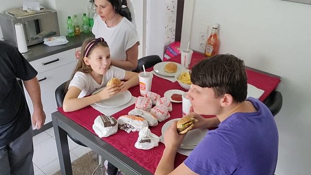 VLOG День рождения/вкусный обед/Бросаю мужа и уезжаю на Кубань/подарки смотреть онлайн