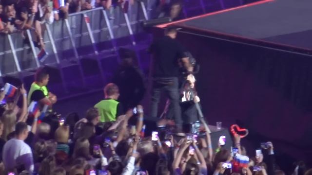 SHAMAN довёл девушку до обморока прямо на сцене стадиона "Газпром Арена" в Санкт-Петербурге... смотреть онлайн