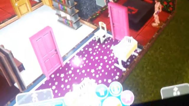 Я играю в Sims FreePlay. смотреть онлайн