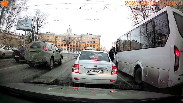 Автомобиль сотрудника полиции без него проехал стоп-линию на камеру + бонус в конце смотреть онлайн