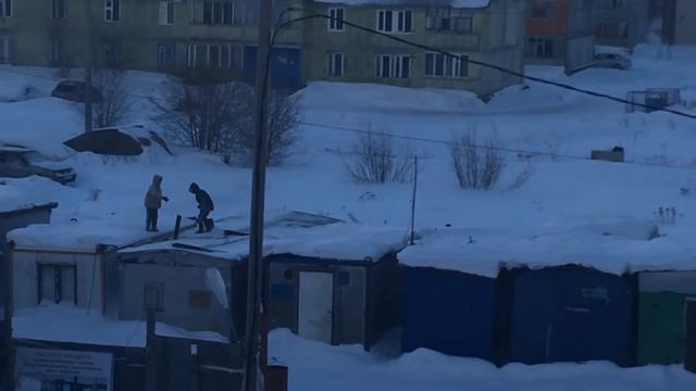 05.05.16. НОЯБРЬСК. ДЕТИ ГУЛЯЮТ ПО КРЫШАМ ВАГОНЧИКОВ смотреть онлайн