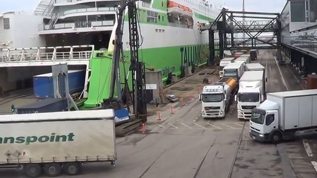 Погрузка автомобилей своим ходом на паром, г. Хельсинки смотреть онлайн