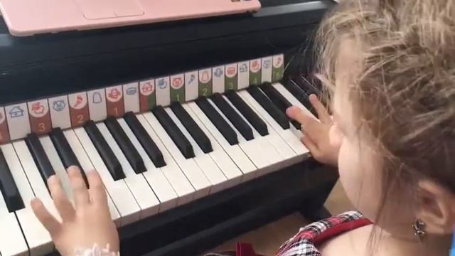 Хроматическая гамма, две руки, расходящийся вид. Январь смотреть онлайн