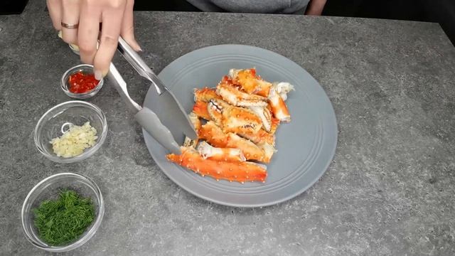 Жареное мясо краба с перцем, укропом и чесноком смотреть онлайн