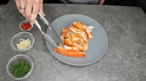 Жареное мясо краба с перцем, укропом и чесноком