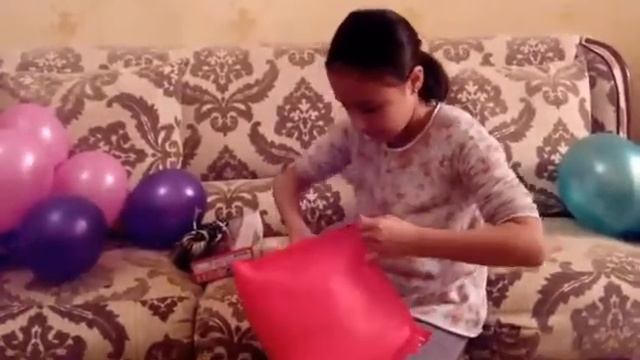 Как я распаковываю подарки,которые мне подарили на д.р. смотреть онлайн
