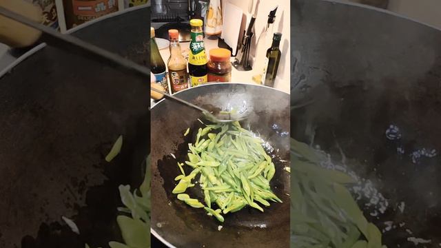 Стручковая фасоль с отварной говядиной обжареная с бобовой пастой