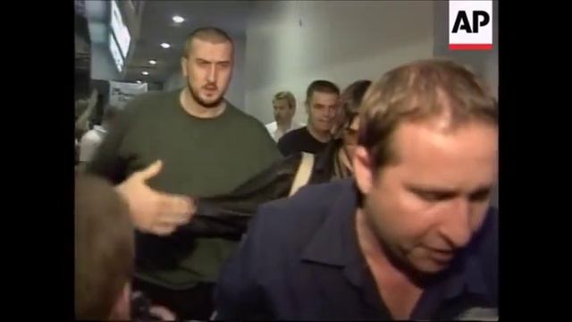 Funny Oasis (Liam & Noel) Fans - Perth (Airport), Australia 1998 смотреть онлайн