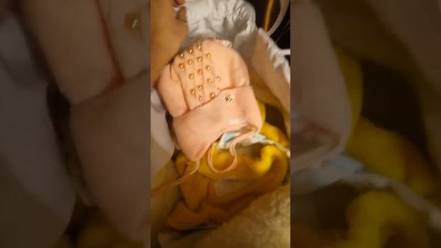 Как одеть ребенка младенца чтобы он не плакал одевать на улицу прогулку смотреть онлайн