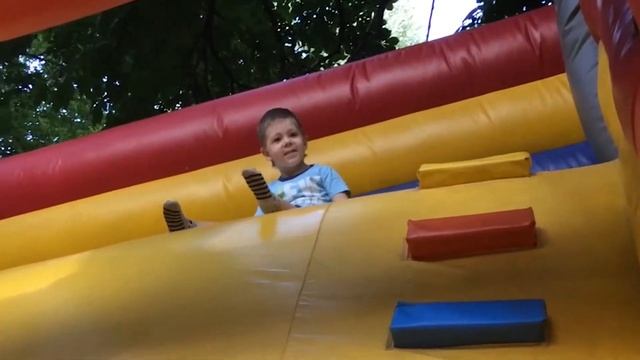 Детские горки. Надувные батуты. Для мальчиков и девочек. Trampoline for children, boys and girls. смотреть онлайн