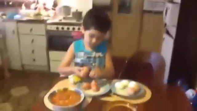 Прикол,мама попросила сына почистить яйца все кто не видел смотреть онлайн смотреть онлайн