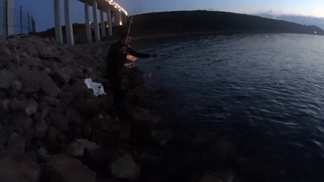 Ловля окуня(мебару) во Владивостоке. Рыбалка под мостом. Ловля на джиговую снасть! Русский остров. смотреть онлайн