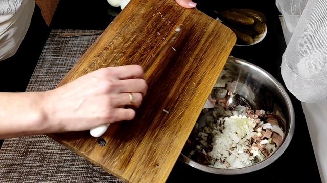 Мясной салат. Один из самых популярных салатов времён СССР. смотреть онлайн