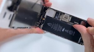 Как поменять старую батарею (аккумулятор) на iphone 5, 5s, 5 SE? | Разбор телефона от QueenSoft