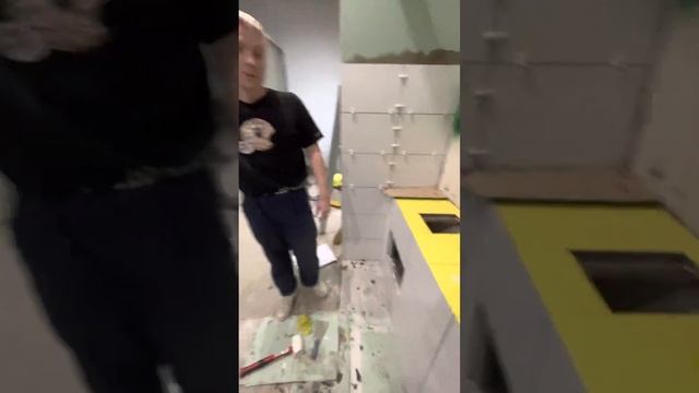 10-ый день обучения в школе ремонта | Тренируем плиточное искусство | БЫТЬ БОССОМ смотреть онлайн