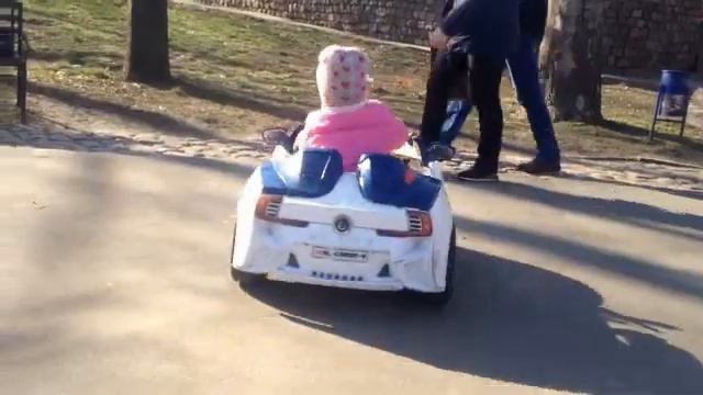 Алина учится водить машину. Alina learns to drive a car. смотреть онлайн