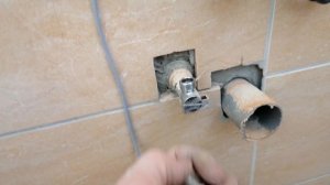 Установка электронного писсуара фирмы Roca.