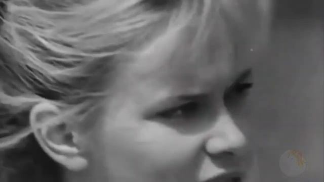 Популярный хит 70х - О чём плачут гитары (Ghi ta khóc về những gì ) (Subtitles) смотреть онлайн