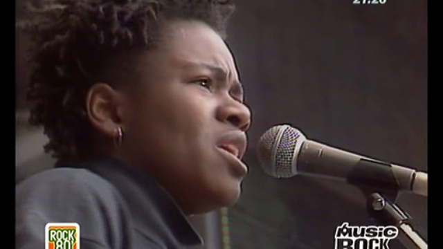 Tracy Chapman - Talking Bout A Revolution @ 1988 M6Rock смотреть онлайн