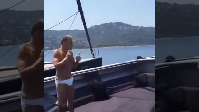 ★НОВОЕ★50 летний итальянский миллионер Джанлука Вакки танцует смотреть онлайн