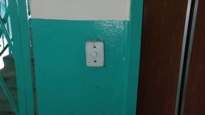 Лифт не сразу открывает двери при приезде на этаж.