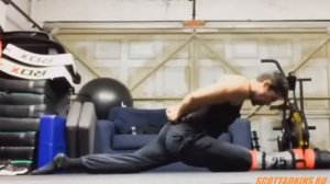 Скотт Эдкинс (Scott Adkins) делает растяжку
