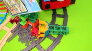 Различные поездки на игрушечных транспортных средствах для детей