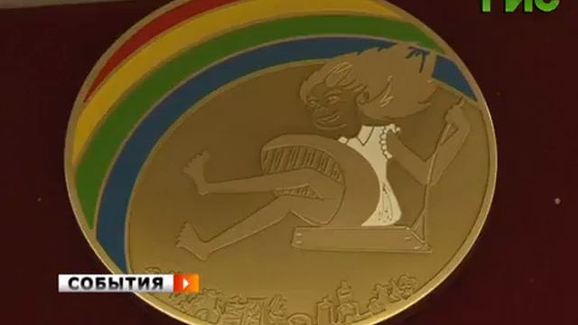 Д.Азаров встретился с авторами "Права на маму" смотреть онлайн
