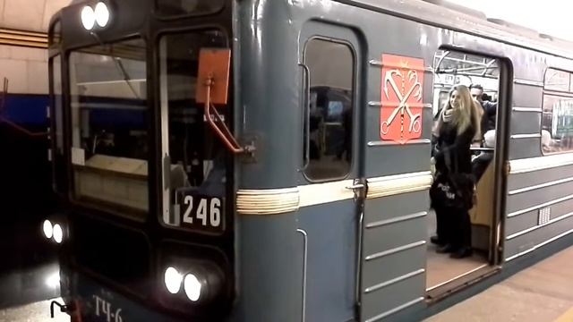 Электропоезд 81-717 номерной 246 прибывает на ст.метро Чёрная речка смотреть онлайн