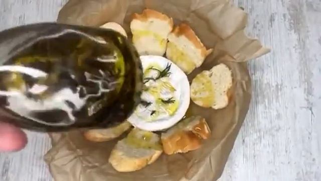 КАМАМБЕР в духовке с чесноком, ароматными травами и хрустящим багетом. смотреть онлайн