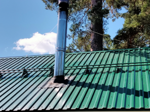 Как защитить дымоход от схода снега с крыши