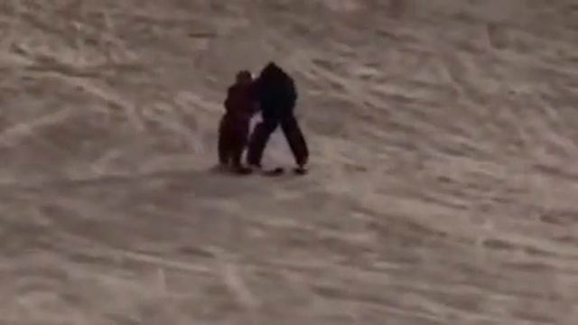 Как девочка котаеца на лыжах в 2 года !!! смотреть онлайн