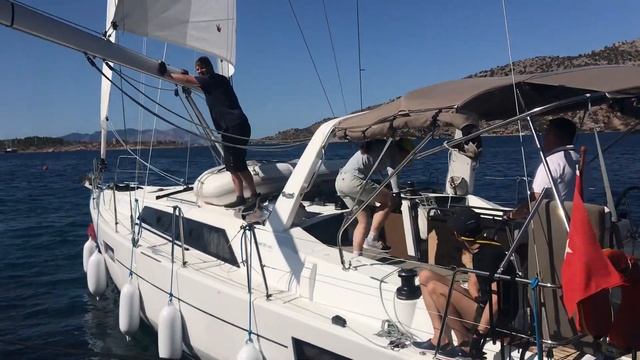 Отход от причала под парусом смотреть онлайн