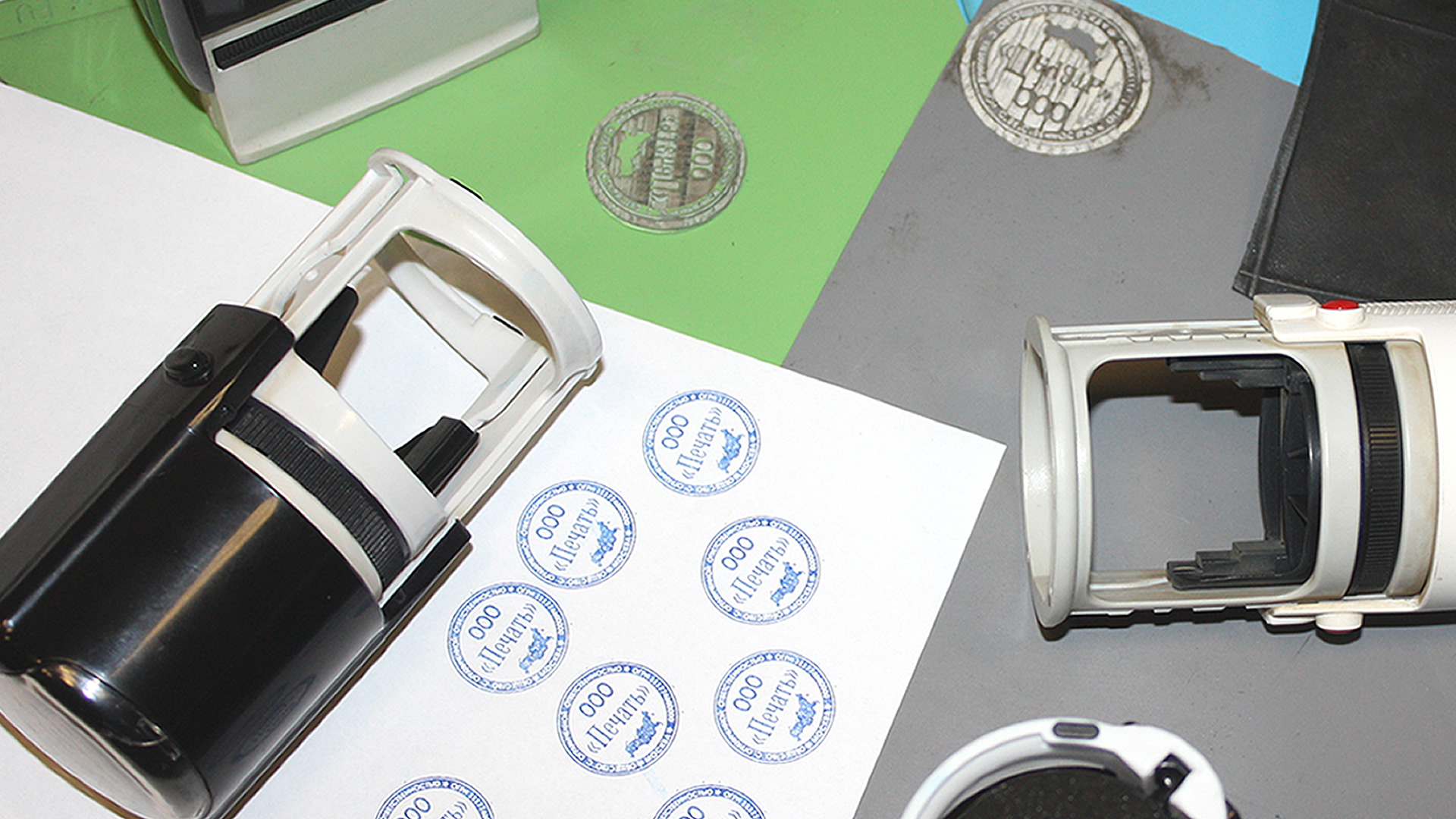 Гравировка резиновой печати на волоконном лазере GravMax.mp4 смотреть онлайн