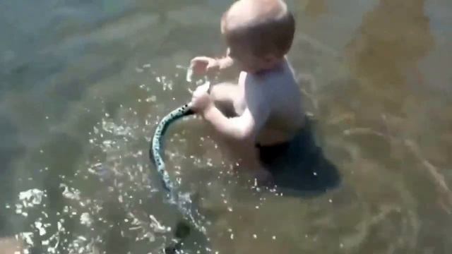 Шок! Маленький мальчик играет со змеёй и не боится!!! смотреть онлайн
