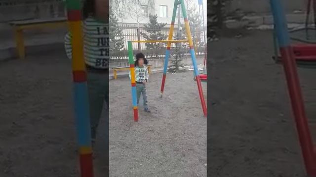 Круто играет на турнике в 7 лет