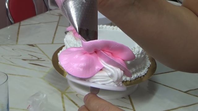 Торт Красный бархат с нежными орхидеями смотреть онлайн