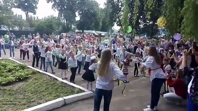 Последний звонок 2018-2019. Танцевальный флешмоб. Микуличи смотреть онлайн