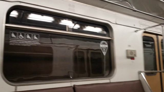 Московское метро, небольшая поездка в пустом вагоне по Замоскворецкой линии смотреть онлайн