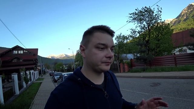 Прогулка по поселку Красная Поляна // Смотрим архитектуру и горы смотреть онлайн