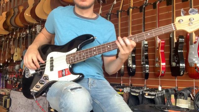 Fender American Professional Jazz Bass in Black смотреть онлайн