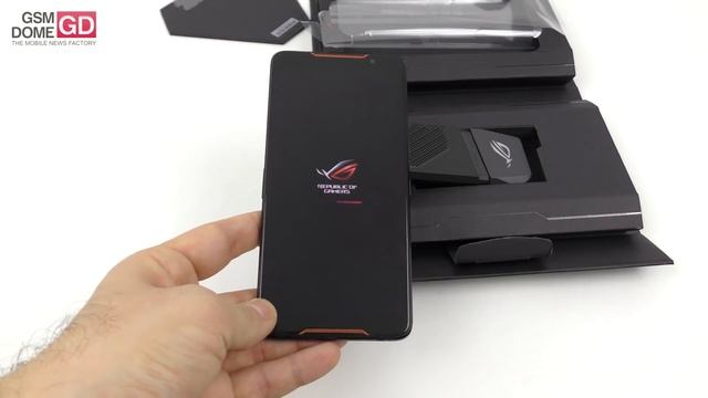 ASUS ROG Phone Unboxing and Short Review (Gaming Phone With 90 Hz Screen, ROG Lighting, Pro Cooling смотреть онлайн