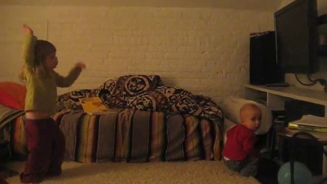 Luna and Felix dancing (and Felix messing with the audio system) смотреть онлайн