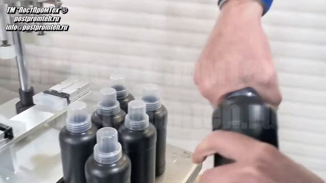 Полуавтоматическая укупорочная машина с пневмофиксаторами тары. Оборудование для закрутки крышек. смотреть онлайн