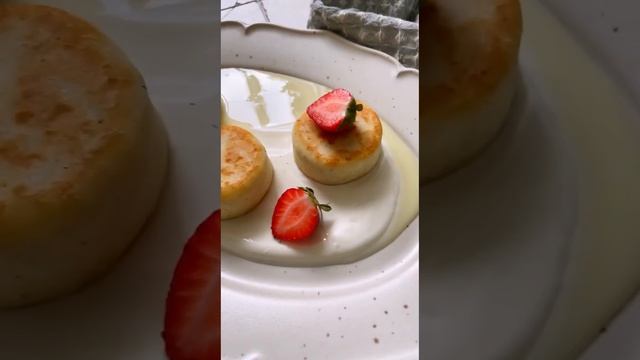 Классические ванильные сырники с клубнично-базиликовым салатом ?? Для СБОРНИКА «Любимые завтраки»!