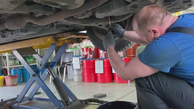 ПИНАЕТСЯ КОРОБКА! ЗАМЕНИЛ МАСЛО В АКПП // ПОПАЛ НА КАПИТАЛКУ КОРОБКИ КАМРИ 50 ??? смотреть онлайн