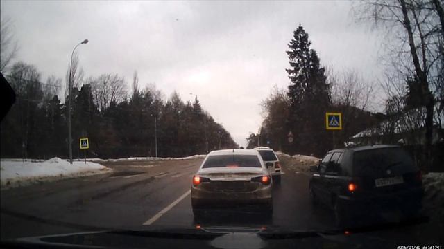 Ивантеевка. Сотрудник ГИБДД помог женщине с коляской. смотреть онлайн