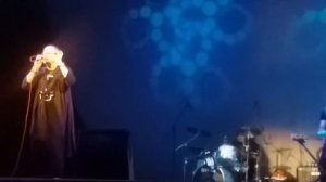 В шумном зале ресторана