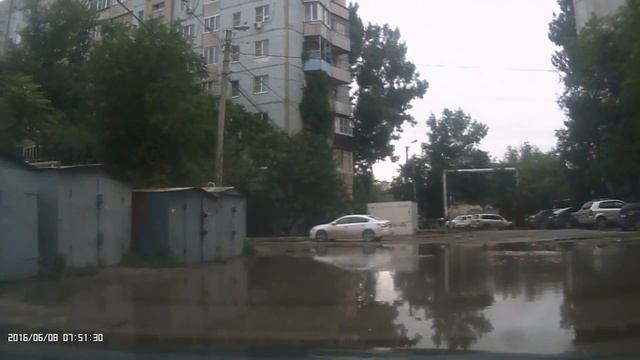 ул.Власова 4/1 08.06.2016. Отсутствие дороги и озеро смотреть онлайн